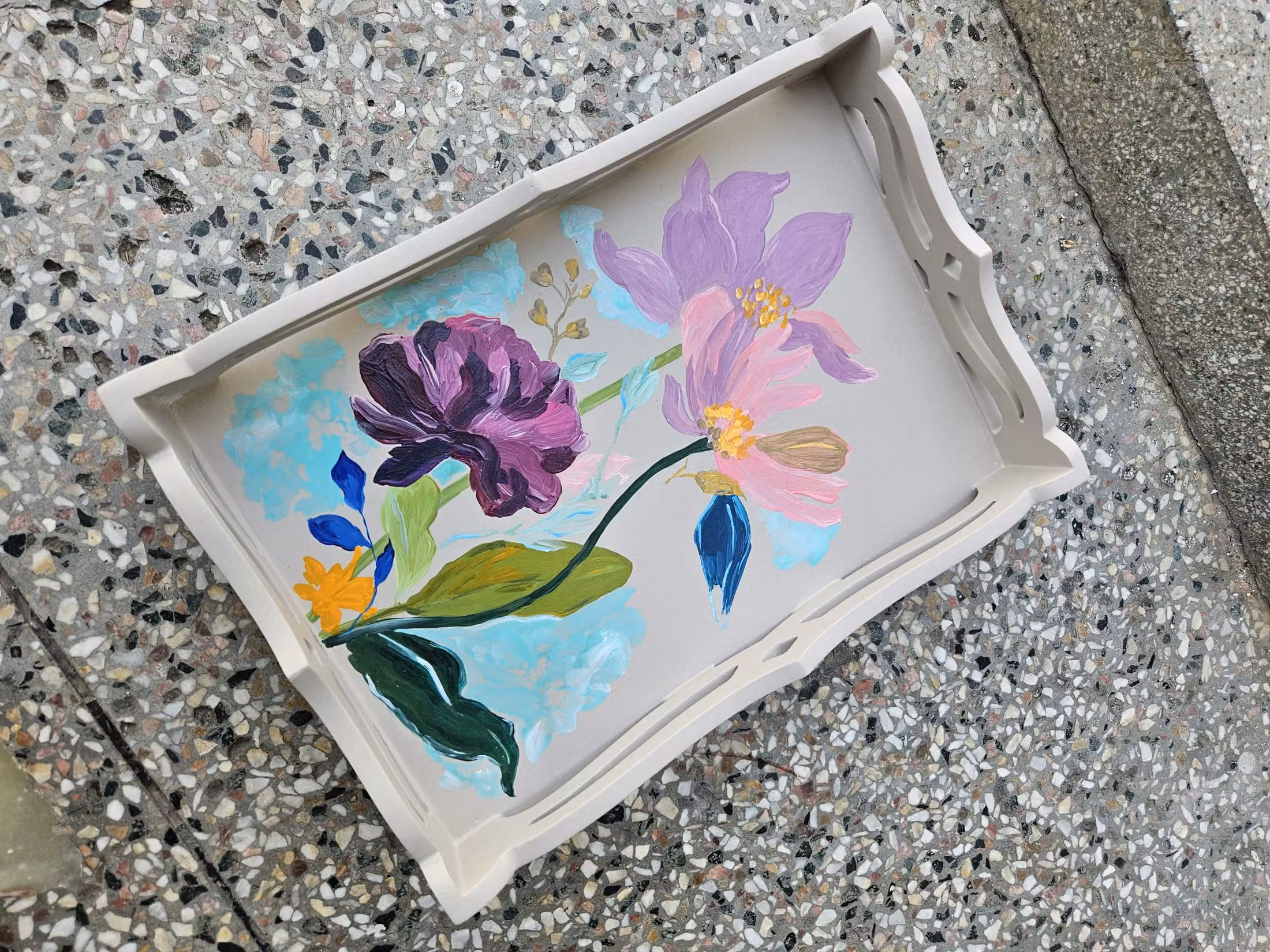 Rêveuse floral tray painted with pink and purple blooms
